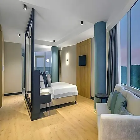 Hotel Berry Blue Side