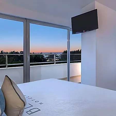 Hotel Berry Blue Side